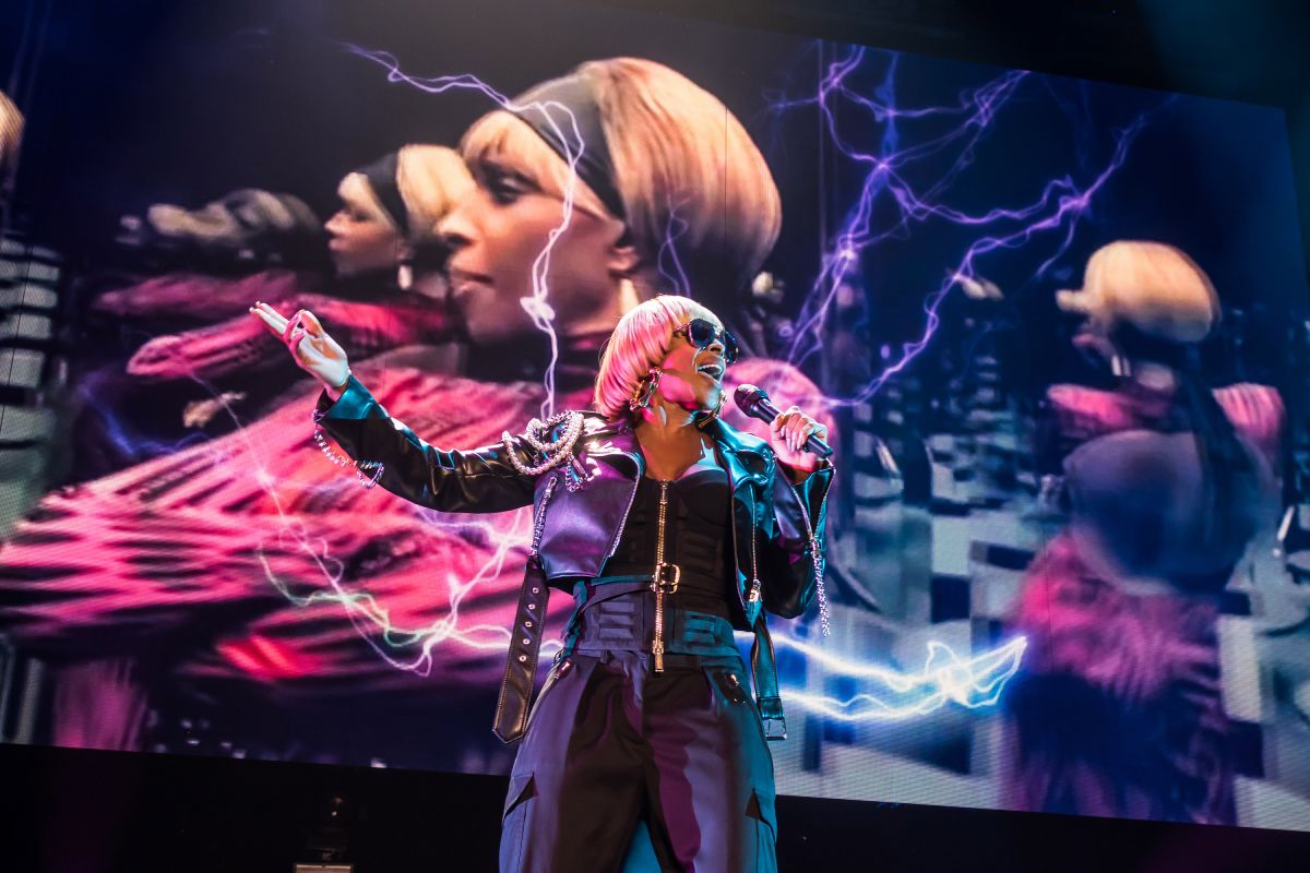 Maxwell And Mary J Blige Performs At Genting Arena - Birmingham