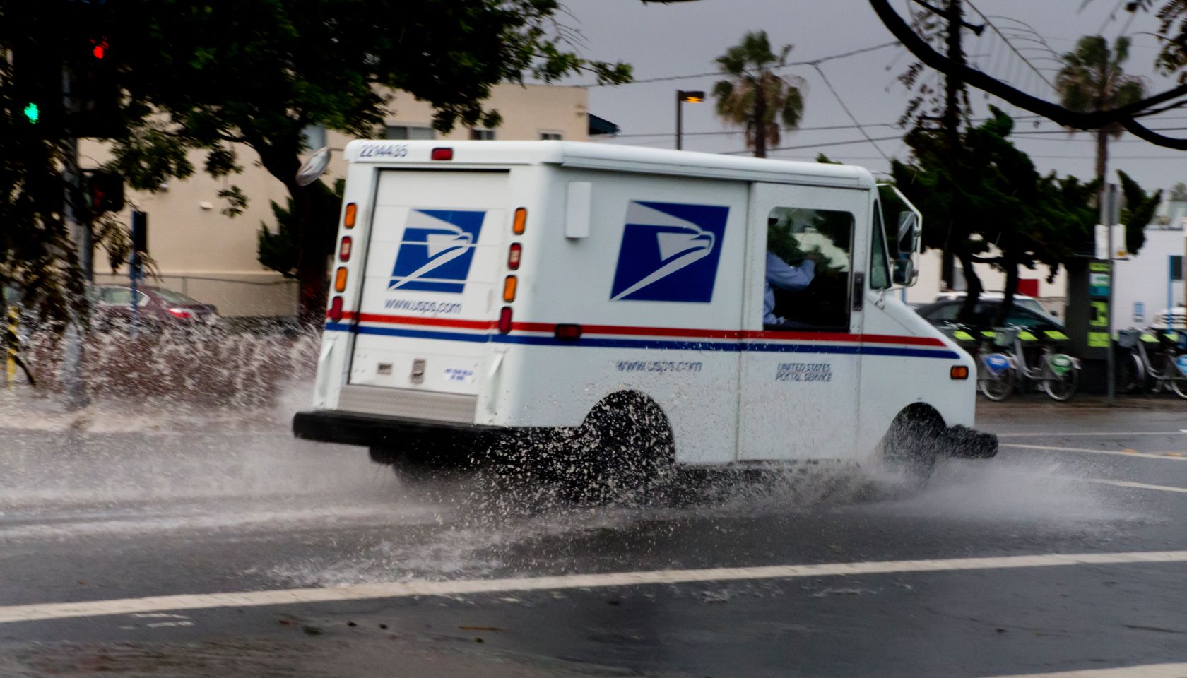 El Nino - Heavy rain slows down traffic