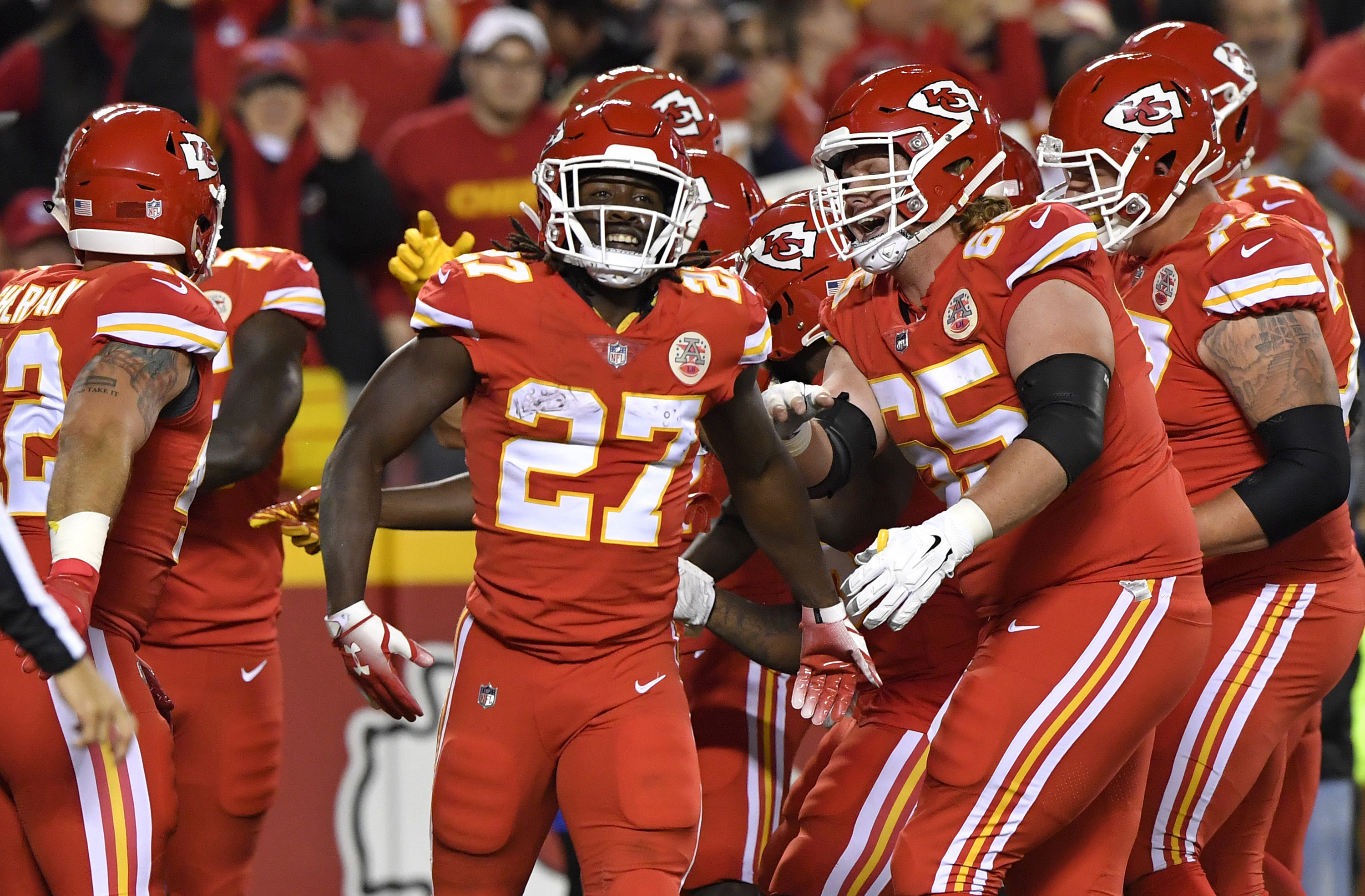 Chiefs' Kareem Hunt shoved, kicked woman outside apartment, according to TMZ video